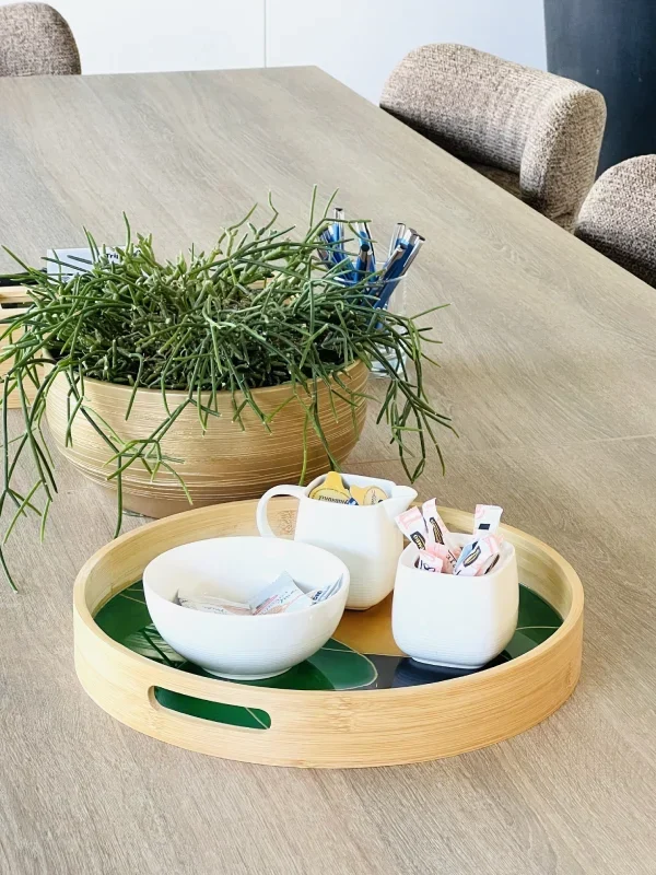 Vera Veldman relatiegeschenk Triple Group, dienblad op tafel