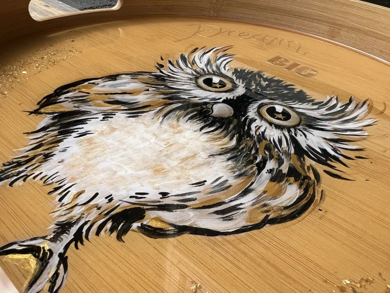 Vera Veldman relatiegeschenk uil op dienblad afgewerkt met epoxy