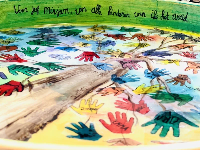 Vera Veldman relatiegeschenk juf Mirjam van alle kinderen als afscheidskado