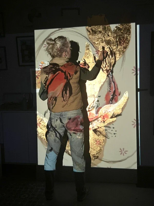 Vera Veldman schilderij aan het werk